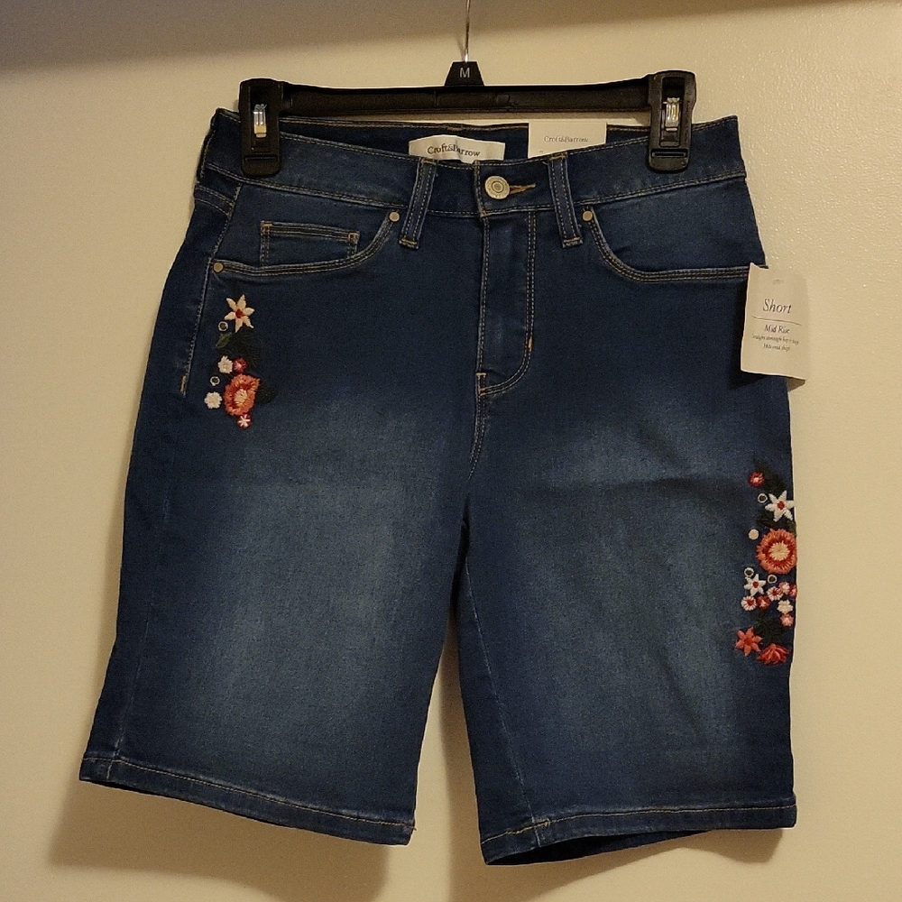 NWT: Croft & Barrow Women's Mid Rise Embroidered Stretch Shorts